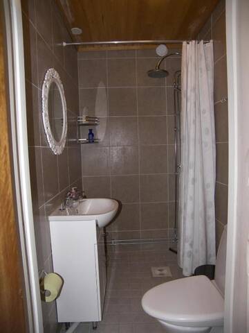Фото номера Двухместный номер с 2 отдельными кроватями и общей ванной комнатой Отели типа «постель и завтрак» E-City B&amp;B г. Торнио 10